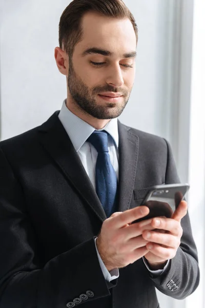 Confiado joven amn usar traje —  Fotos de Stock