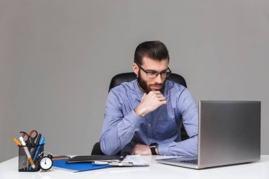 Gözlüklü, çenesini tutan ciddi penis sakallı zarif adam