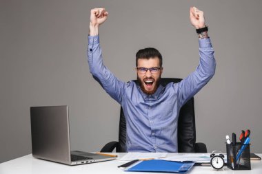 Gözlüklü hoş sakallı zarif adam çığlık sevindiler