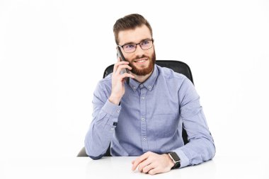 Gözlüklü, gülen sakallı zarif adam akıllı telefonla konuşuyor