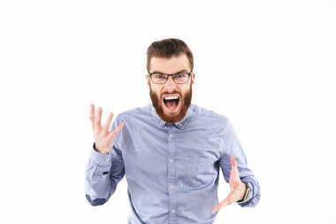 Gözlüklü ve sakallı zarif adam bağırıyor