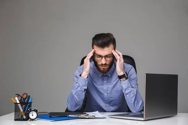 Attente bebaarde elegante man in brillen Holding hoofd — Stockfoto