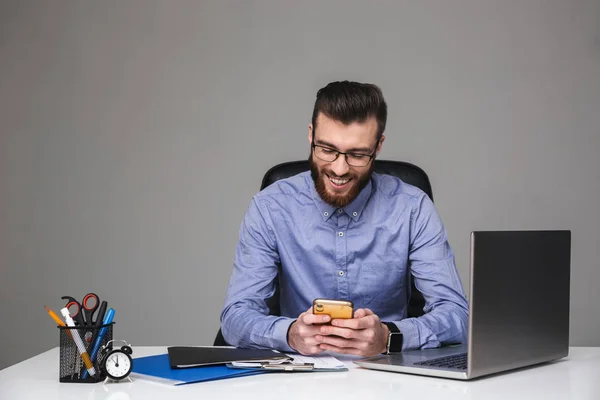 Šťastný vousatý elegantní muž v okulátě smartphone — Stock fotografie