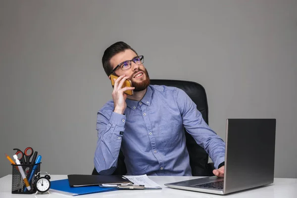 Hombre elegante barbudo pensativo en gafas que habla por teléfono inteligente —  Fotos de Stock