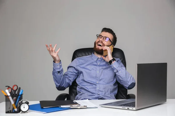 Homem elegante barbudo alegre em óculos falando por smartphone — Fotografia de Stock