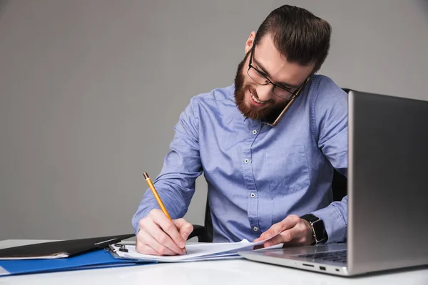 Gladlynt skäggiga elegant man i glasögon pratar med smartphone — Stockfoto