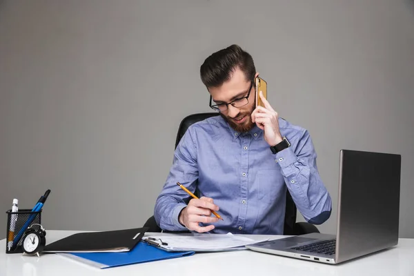 Leende skäggiga elegant man i glasögon pratar med smartphone — Stockfoto