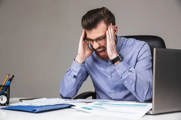 Cansado gritando barbudo elegante hombre en anteojos sosteniendo su cabeza —  Fotos de Stock