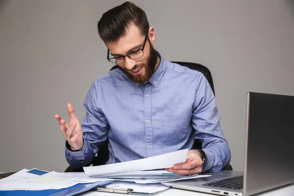 Sorprendido barbudo hombre elegante en gafas de lectura de documentos — Foto de Stock