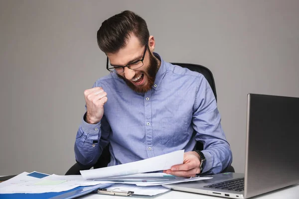 Joyeux cris barbu homme élégant dans les lunettes de lecture de documents — Photo