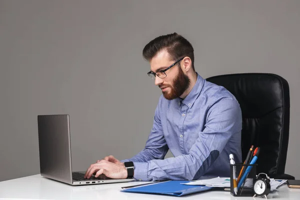 Плісе бородатий елегантний чоловік в окулярах за допомогою ноутбука комп'ютера — стокове фото