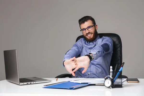 Trött leende skäggiga elegant man i glasögon värmer upp — Stockfoto