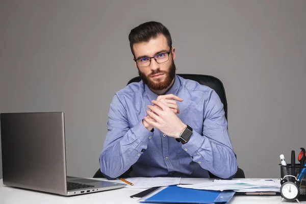 Sonriente barbudo hombre elegante en gafas mirando a la cámara — Foto de Stock