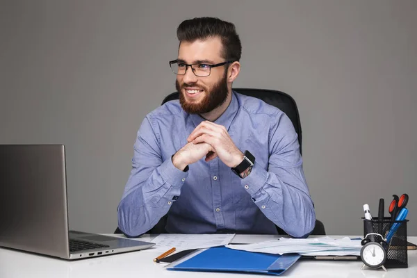 Sonriente barbudo elegante hombre en gafas mirando hacia otro lado —  Fotos de Stock