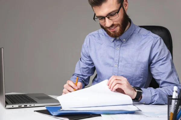 Homme élégant barbu souriant aux lunettes lisant les documents — Photo