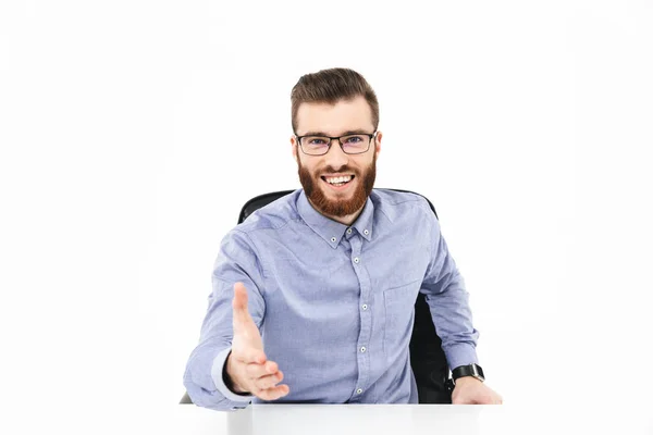 Sonriente barbudo elegante hombre en gafas en la reunión — Foto de Stock