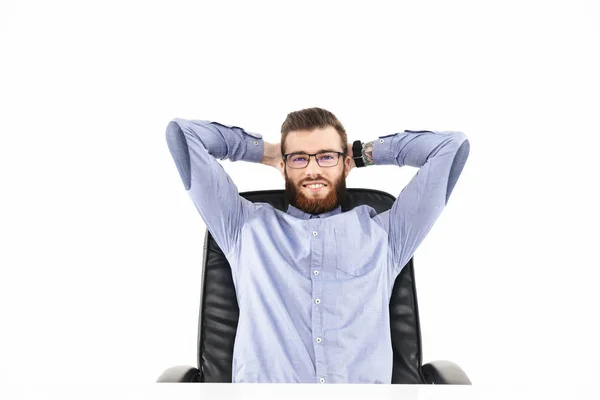 Agradable barbudo hombre elegante en anteojos mirando a la cámara — Foto de Stock