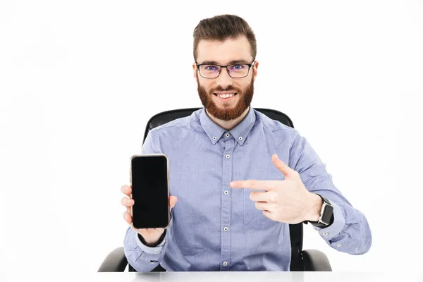 Usměvavý vousatý elegantní muž v brýlích s prázdným smartphone — Stock fotografie