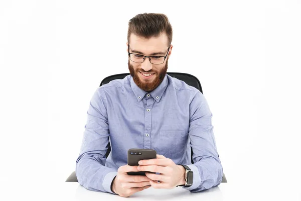 Sonriente barbudo hombre elegante en gafas con teléfono inteligente —  Fotos de Stock