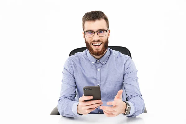 Šťastný vousatý elegantní muž v brýlích používající smartphone — Stock fotografie