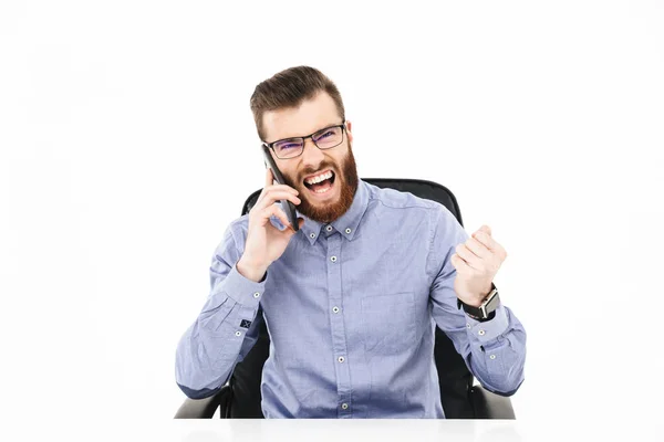 Feliz hombre elegante en gafas que habla por teléfono inteligente y se regocija — Foto de Stock