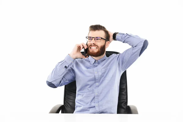 Δυσαρεστημένη γένια κομψό άνθρωπο σε γυαλιά που μιλούν με smartphone — Φωτογραφία Αρχείου