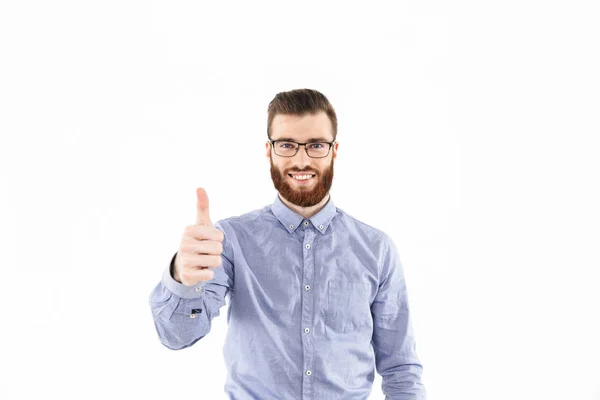 Homme élégant barbu souriant dans des lunettes montrant pouce vers le haut — Photo