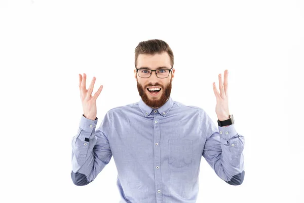 Sorprendido hombre elegante barbudo feliz en gafas mirando a la cámara —  Fotos de Stock