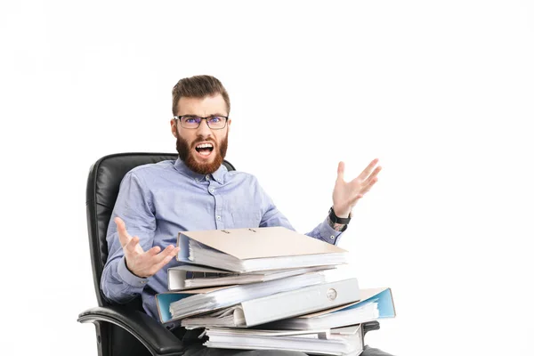 Shocked gritando barbudo elegante hombre en gafas sentado en sillón —  Fotos de Stock