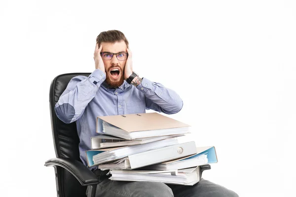 Geschokt schreeuwen bebaarde elegante man in brillen zittend op leunstoel — Stockfoto