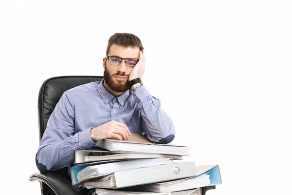 Barbudo barbudo hombre elegante en gafas sentados en sillón — Foto de Stock