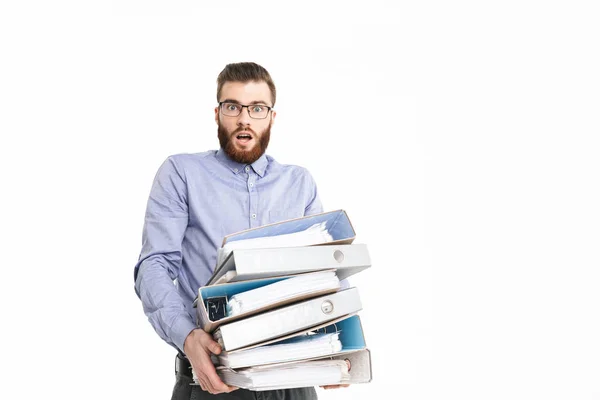 Surprised bearded elegant man in eyeglasses holding folders — Stock Photo, Image