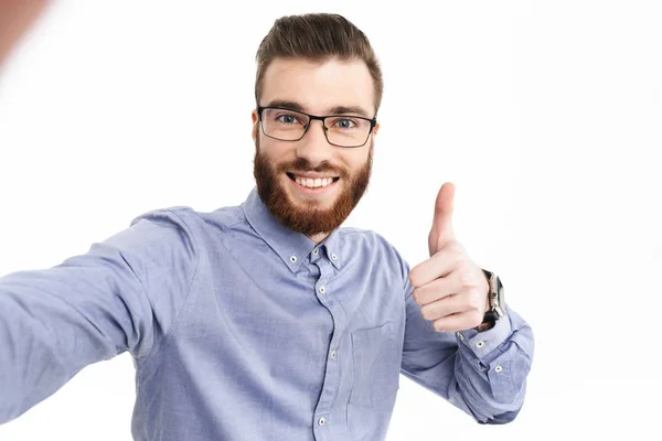 Sorrindo barbudo homem elegante em óculos mostrando polegar para cima — Fotografia de Stock