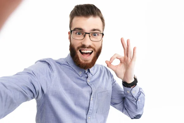 Gözlüklü mutlu sakallı zarif adam selfie yapma — Stok fotoğraf