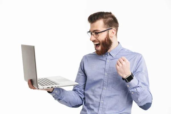Sorprendido hombre elegante barbudo feliz en gafas con ordenador portátil —  Fotos de Stock