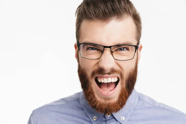 Közeli tekintettel a Happy sikoltozva szakállas elegáns férfi szemüvegek — Stock Fotó
