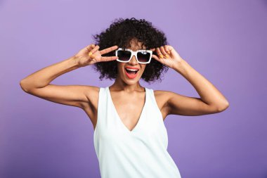 Barış jesti gösteren oldukça Afrikalı kadın memnun