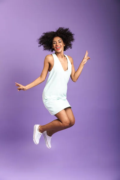 Retrato completo de una mujer africana alegre — Foto de Stock