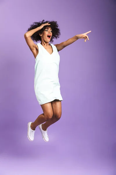 Retrato completo de una mujer africana alegre — Foto de Stock