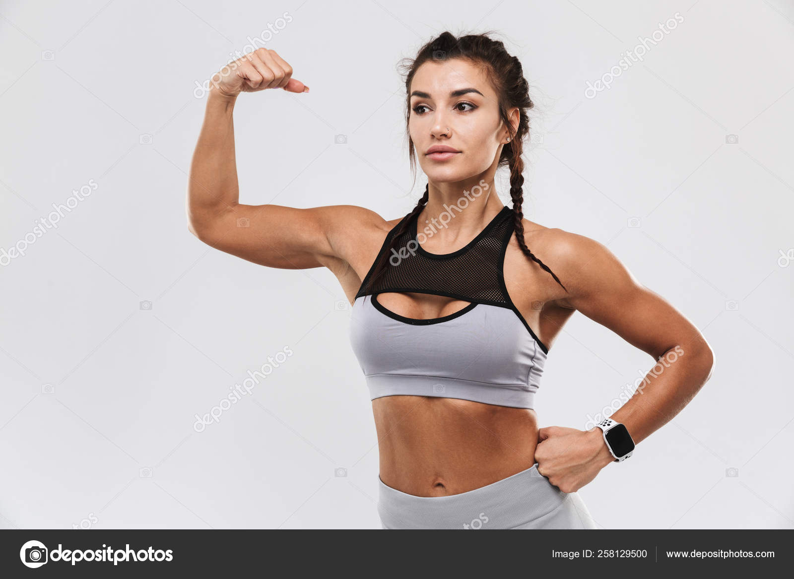 Удивительная Сильная Спортивная Фитнес-Женщина Позирует.