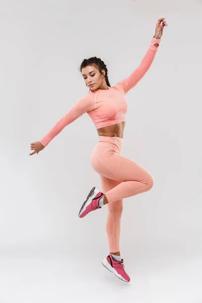 Increíble fuerte mujer fitness deportes posando aislado sobre fondo blanco de la pared . — Foto de Stock