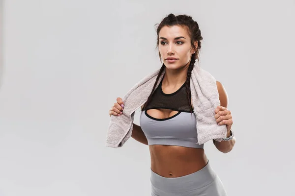 Schöne junge erstaunliche starke Sport Fitness Frau posiert isoliert über weiße Wand Hintergrund hält Handtuch. — Stockfoto