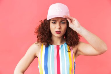 Şapka takan kafası karışmış genç bir kadının portresi