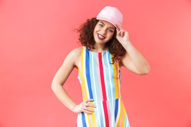 Elbise giyen neşeli bir genç kadının portresi