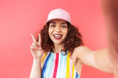 Şapka takan neşeli genç bir kadının portresi