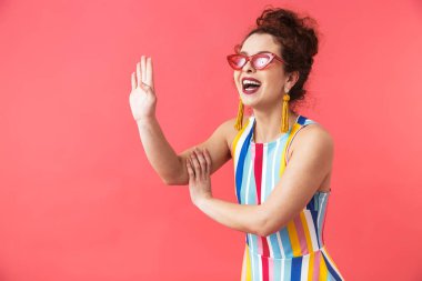 Elbise giyen neşeli bir genç kadının portresi