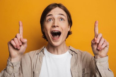 Heyecanlı bir genç çocuğun yakın çekim