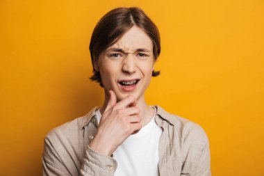 Kafası karışmış bir gencin yakın çekim