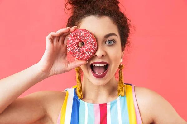 Porträt einer fröhlichen jungen Frau im Kleid — Stockfoto