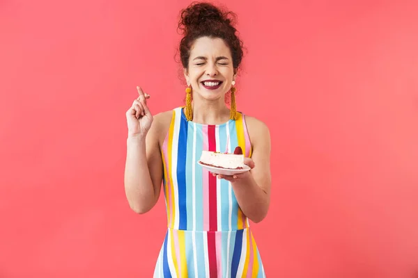 Retrato de uma jovem mulher alegre vestindo vestido — Fotografia de Stock